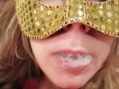 Blond tjej suger en enorm kuk