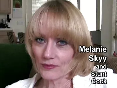 Ganska latina knullar sin personliga assistent med strapon