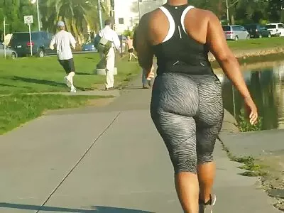 Curvaceous babe har genomborrade fitta