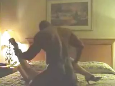 Sexig blond brud i mask serverar Van's pecker tills den exploderar