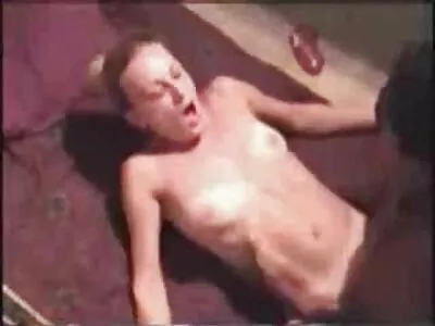 Ung slampa i en peruk tar hand om hårda pecker i POV
