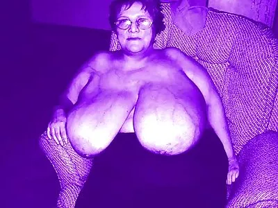Dani Jensen blir djupt körd efter att ha gett huvudet