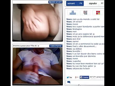 Två brudar leker med en dildo