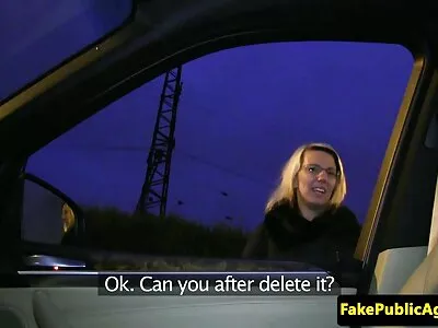Gina Valentina och Elsa Jean benade sig i vardagsrummet