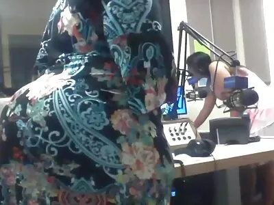 Petite ebenholts tjej sög en enorm kuk