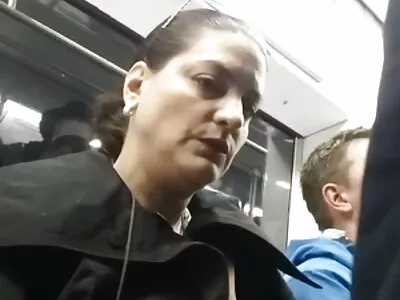 Rilynn Rae blir slagen i alla hål av två bilmekaniker