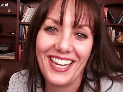 Teen Bambi Brooks ger en avsugning och blir knullad i pov