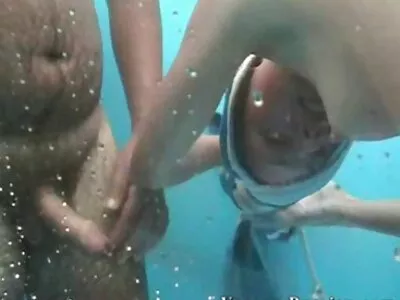 Darcie och Sarah slickar varandra vid poolen
