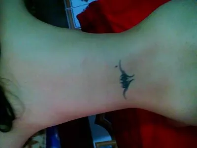 Tatuerad, latinsk brud fick halsen körd