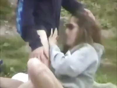 Liten brunett är djupgående som en galen